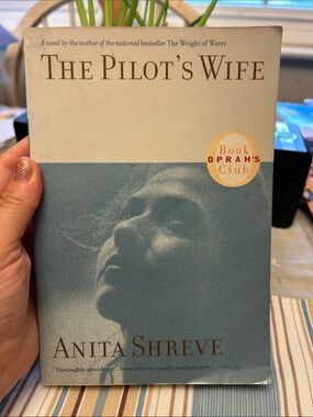 The Pilot's Wife by Anita Shreve - Blue & Cream Cover (Oprah's Book Club)